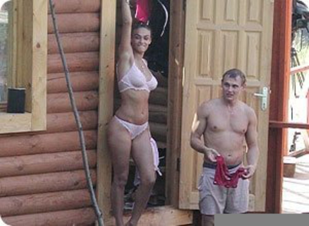 Домашние интимные фотографии Анны Иванович оказались весьма скандальными