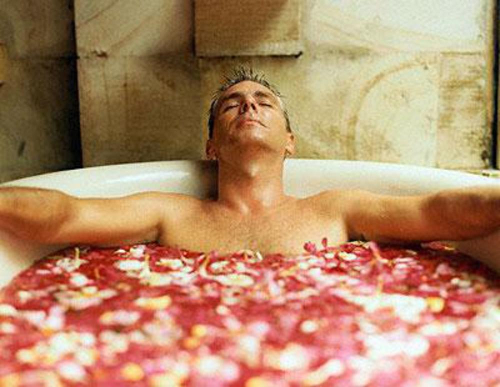 Мужчина принимает ванну. Мужчина в ванне с розами. Парень в ванне. Парень принимает ванну. Горячая ванна с парнем.