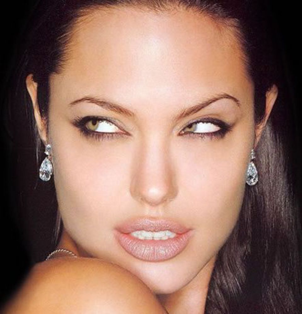 Хитрыми глазками. Анджелина Джоли. Брови Анджелины Джоли. Анджелина Джоли макияж глаз. Анджелина Джоли тигрица.