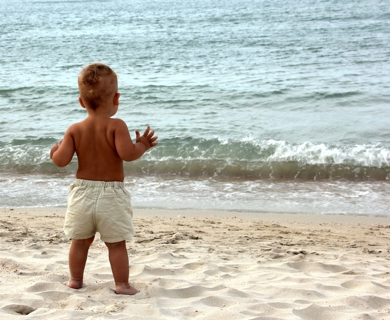 Черное море пляж для детей. Дети на море. Дети возле моря. Дети на море спиной. Малыш на пляже.