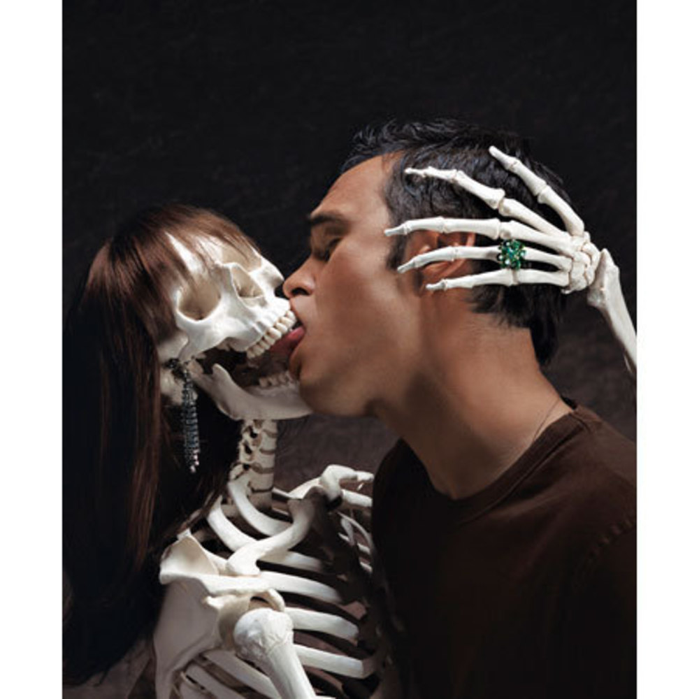 Некрофилия слушать. Парень целует скелет.