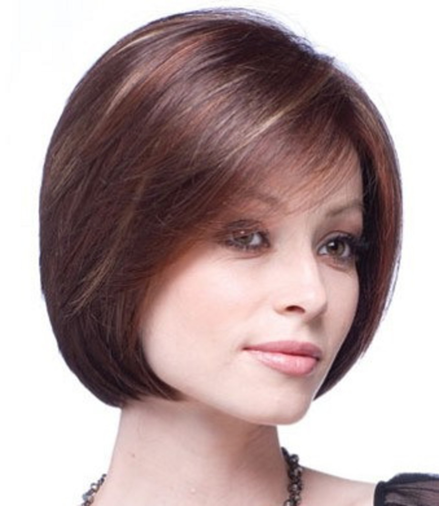 Градуированное каре фото для женщин за 40 на средние волосы с челкой