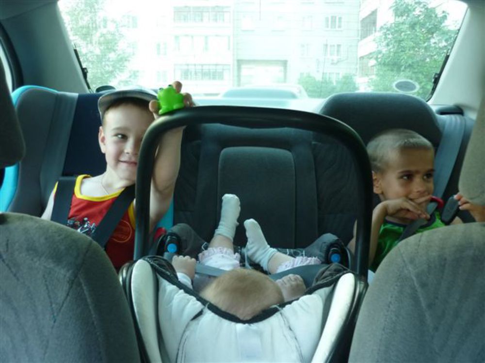 3 детей призовут ли. Автокресло на троих. Три автокресла в машине. Три детских кресла на заднем сиденье. Детское кресло для двоих.