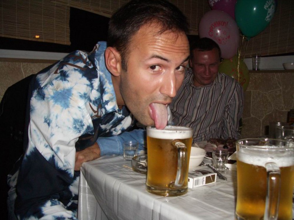 Алкаш выпил. Алкаш с пивом. Русский мужик с пивом. Алкаши пьют пиво.