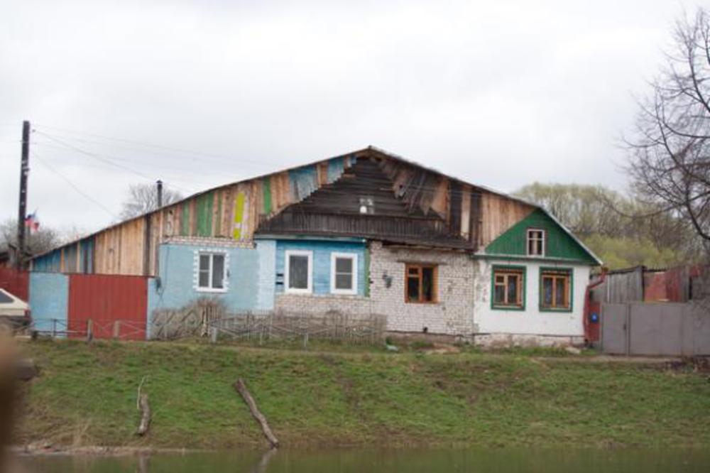 Половину продали. Двухквартирный дом в деревне. Сельский двухквартирный дом. Панельный дом в деревне. Панельный двухквартирный дом.