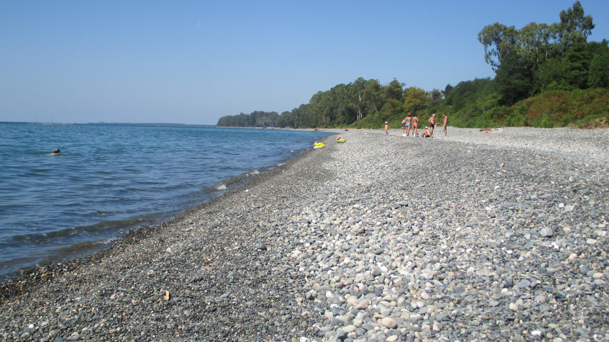 Село приморское. Приморское Абхазия. Поселок Приморск Абхазия. Пляж в селе Приморское Абхазия. Абхазия село Цкуара.