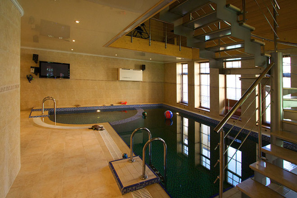 План дома с бассейном в подвале