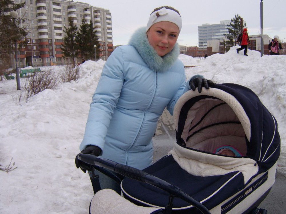 Мамы новой москвы. Ребенок в коляске зимой. Мама с коляской зимой. Прогулка с коляской зимой. Малыш в коляске зима.