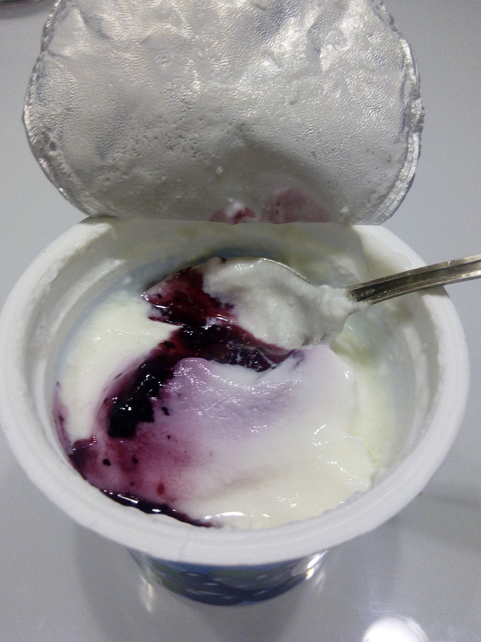 Есть йогурт на ночь. Творог с йогуртом. Самый вкусный йогурт. Йогурт Ложковой. Сметана с вареньем.