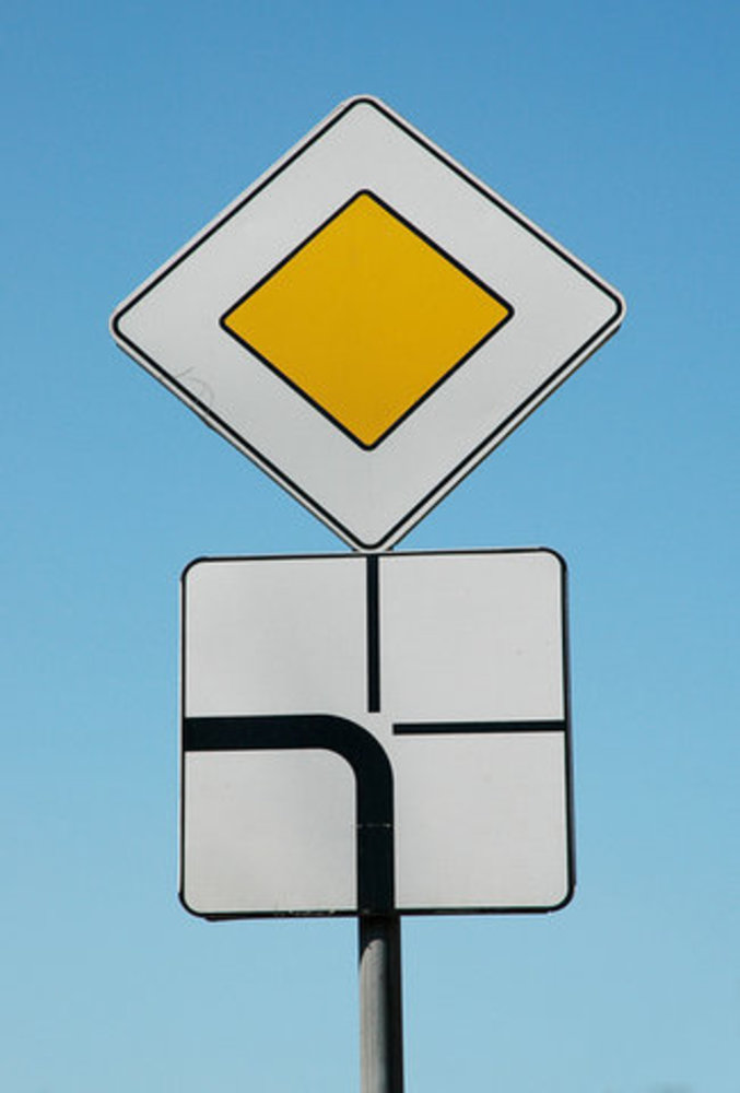 Знак дорожного движения перекресток