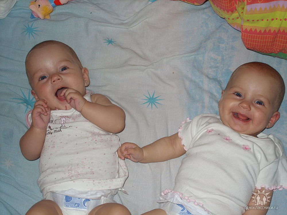 Малыши после месяца. 3 Месяца двойняшкам. Близнецы мальчик и девочка 2 месяца. 6 Месяцев двойняшкам. 2 Месяца близнецам.
