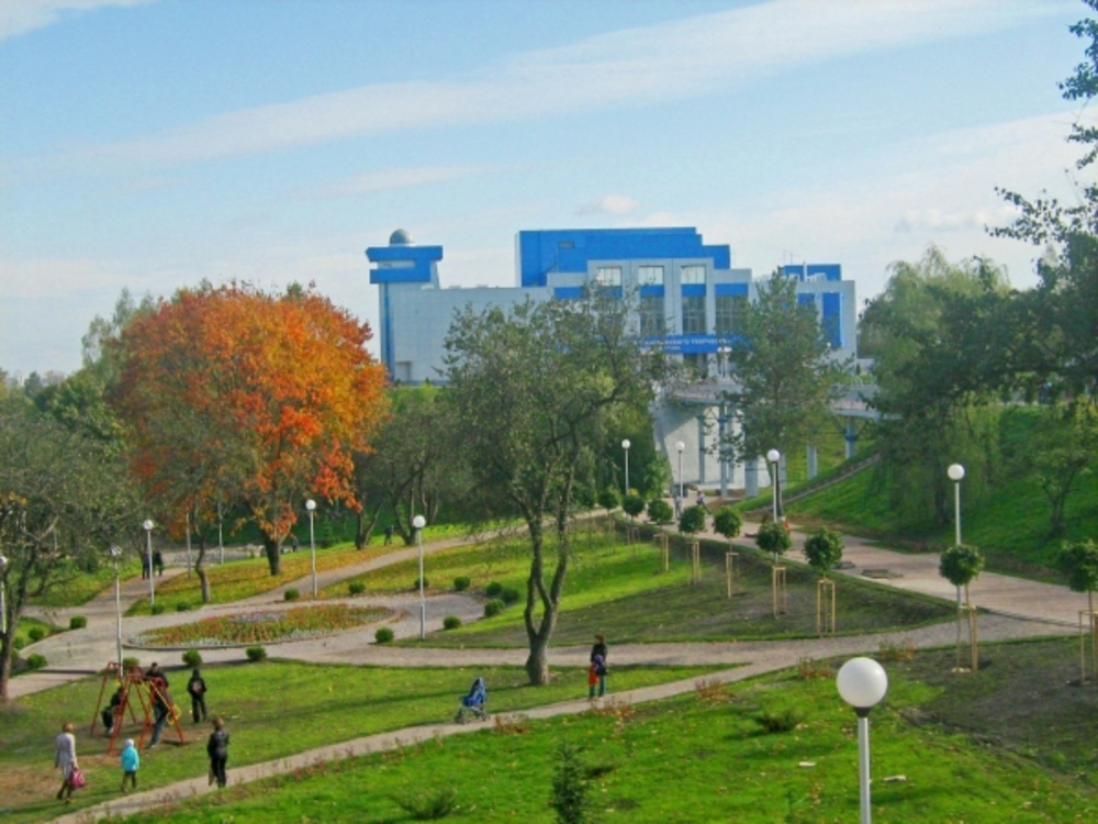 Дворец гагарина брянск. Дворец пионеров Брянск. Парк у дворца Гагарина в Брянске. Ландшафтный парк Звездный Брянск.