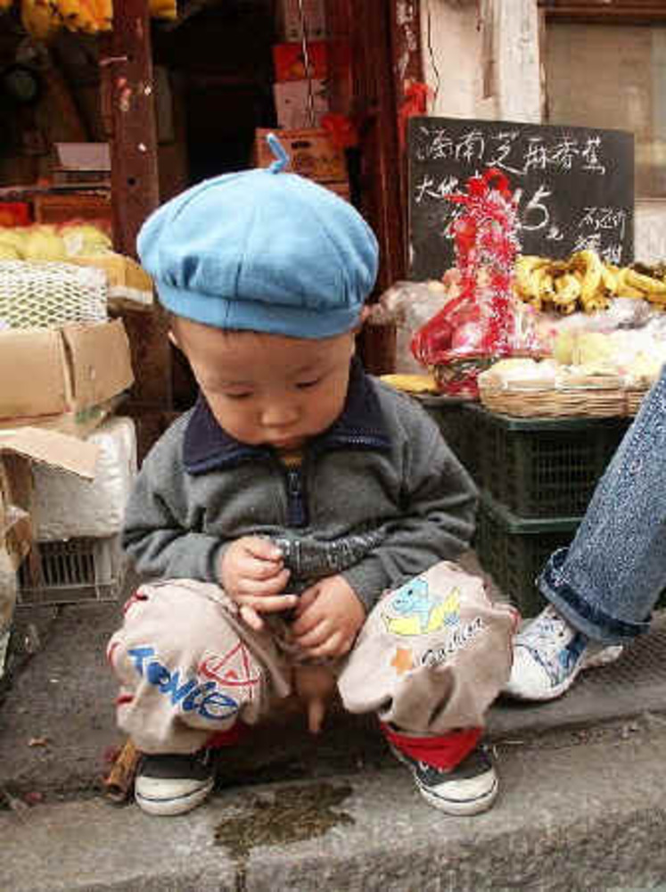 Писюнчик девочки. Дети Китай в кайданку. Китайские детские штаны. Китайские детские штаны с дыркой. Китайские дети на улице.
