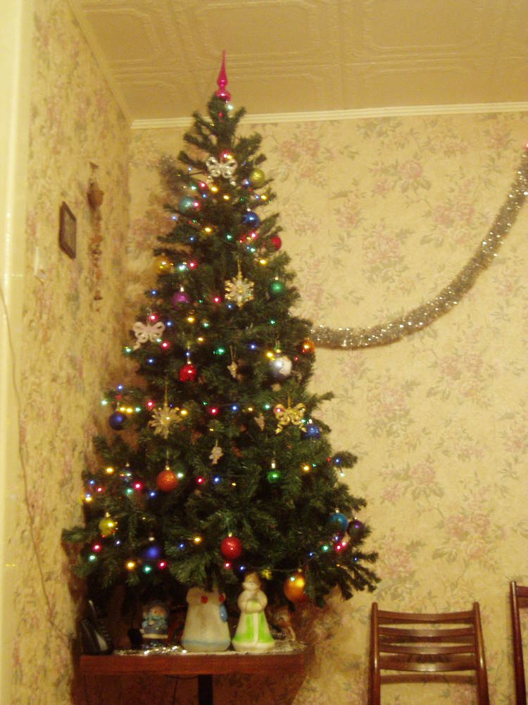 Как красиво повесить бусы на елку схематично. Красиво повесить мишуру на елку. Красиво развесить мишуру на елку. Бусы и мишуры на елку. Красиво вешаем мишуру на елку.