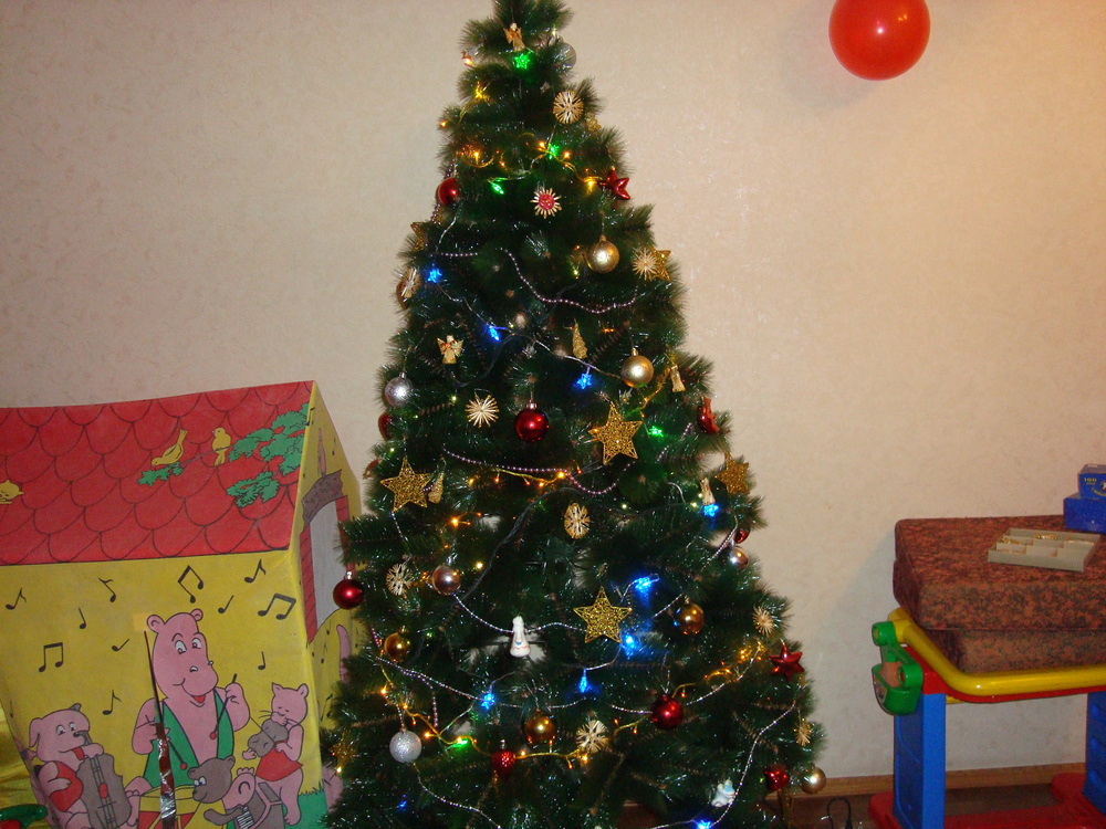 Tips for Decorating Your Christmas Tree : Decorating : Home & Garden Television