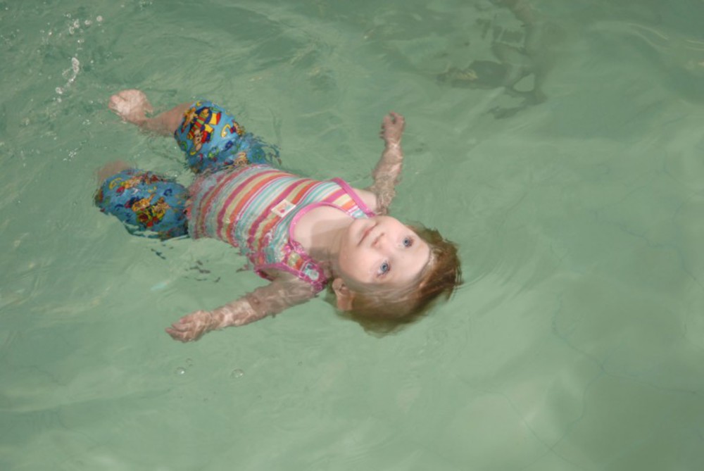 Сестренка купается. Сестрички купаемся дети. Лялька купается. Лялька бассейн. Старшая сестра купается.