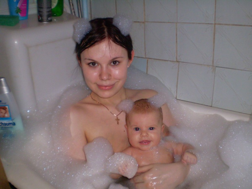 Мама моется с дочкой. Сестра купается. Купается в ванной. Купание Дочки. Совместное купание.
