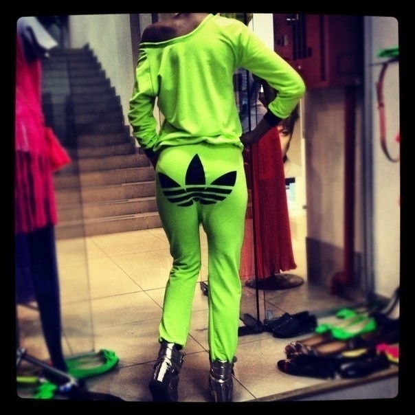 Зеленый спортивный костюм с чем носить