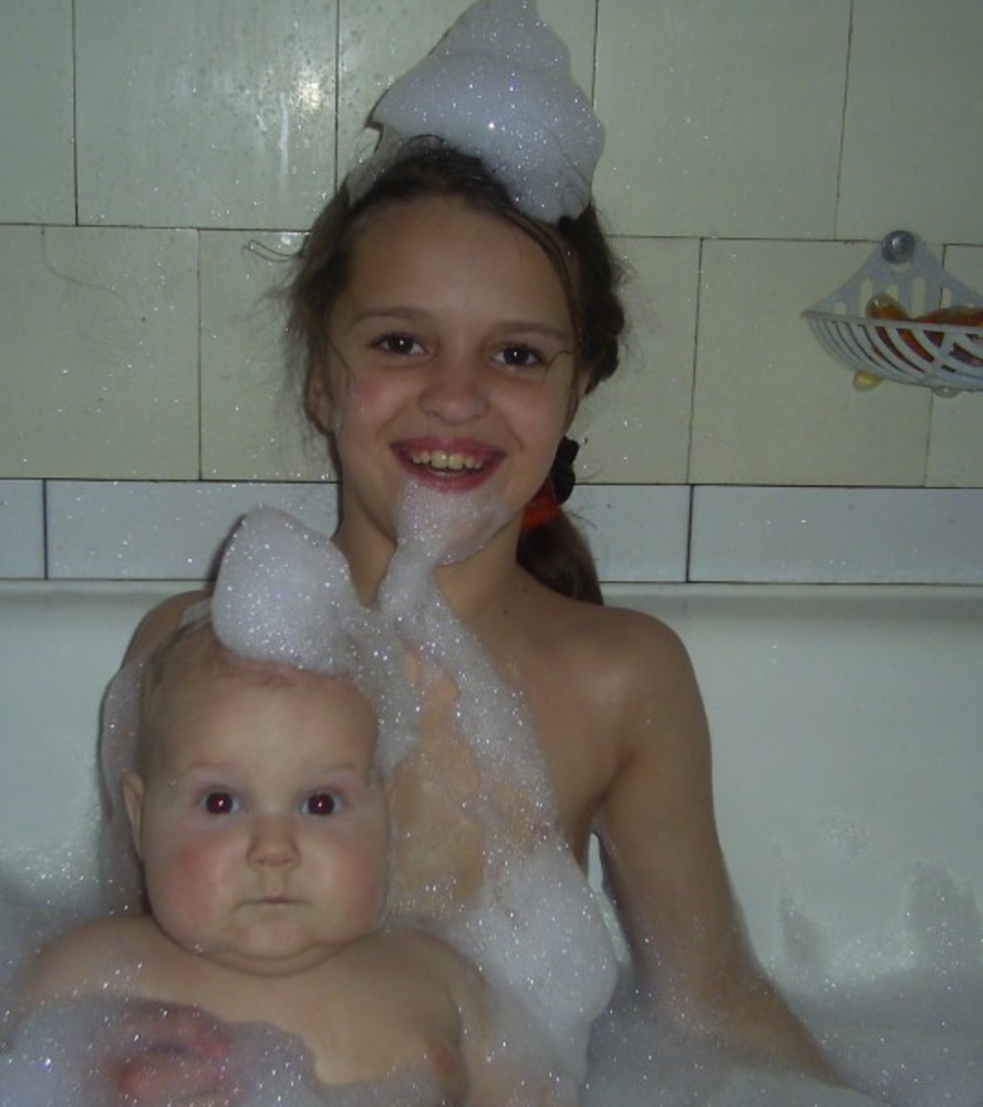 Дочь в душе видео. Купание Дочки. Дочка ванна. Дочь в ванне. Дети моются в ванной.