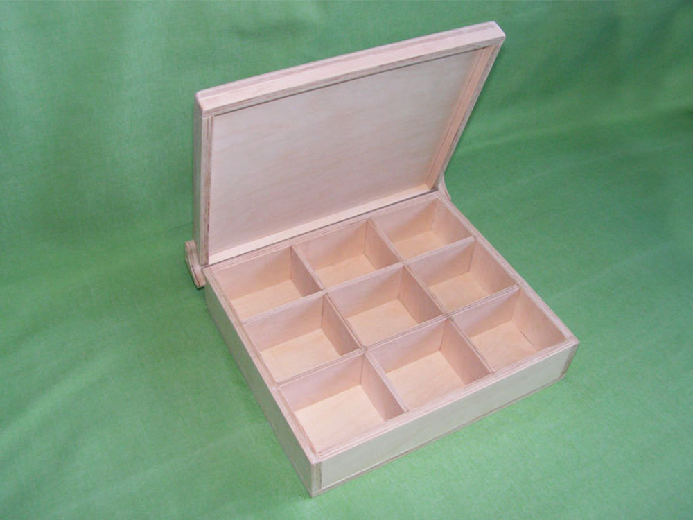 Где можно найти коробку. Коробки с ячейками. Коробка для конфет с ячейками. Коробка шкатулка. Деревянная коробка с ячейками.