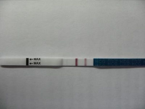 Тянет низ 12 недель. Фото положительного теста. Положительный стрип-тест на беременность. Ошибочный тест на беременность фото. Фото тестов на беременность с двумя.