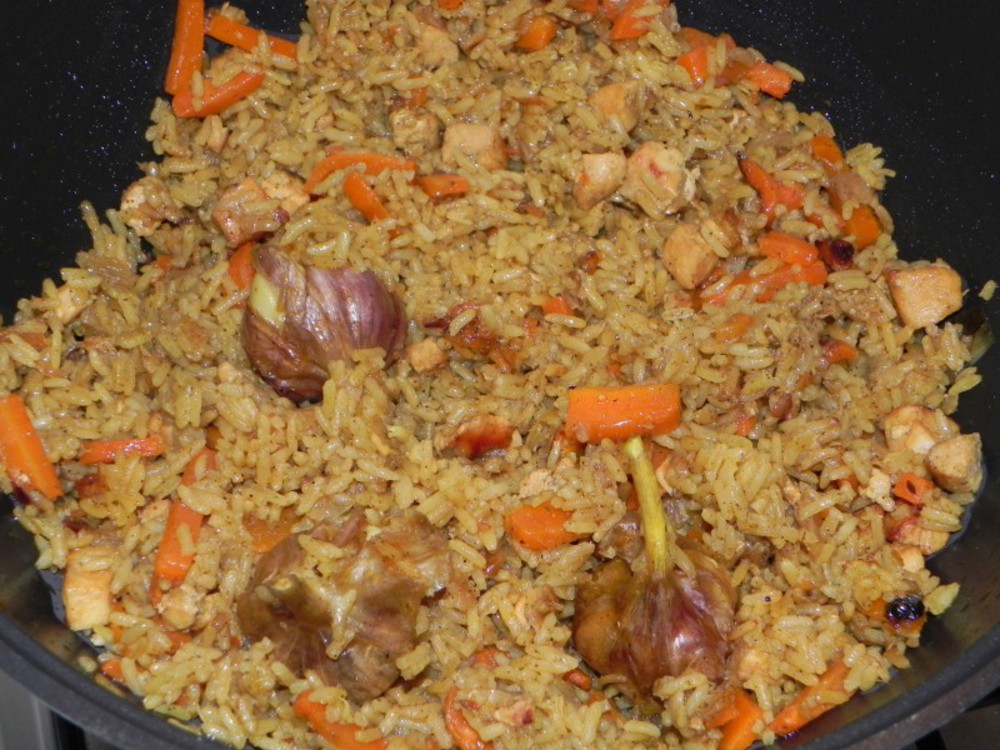 Плов с курицей на сковороде пошаговый рецепт с круглозерным рисом рассыпчатый с фото пошагово