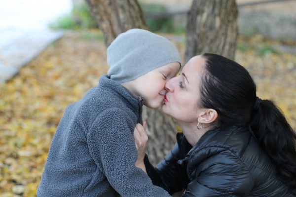 Рассказ целовал маму. Поцелуй мамы. Мама целует сына фото. Мама целует сына с языком. Несовершеннолетний сын и мать.