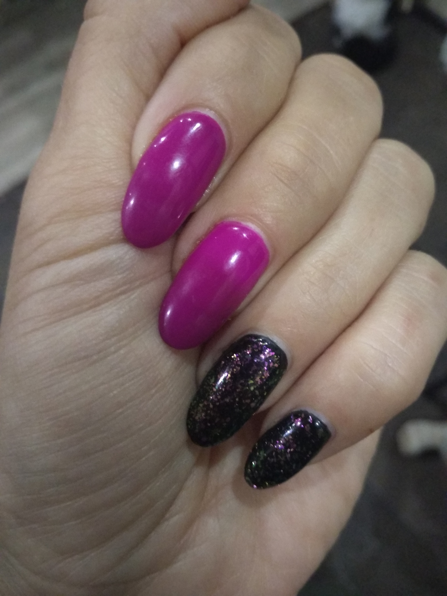 Обычный лак поверх гель лака. Ногти обычные. Обычный лак сверху гель лака. Маникюр с посыпкой на ногти. Золотой шиммер маникюр.