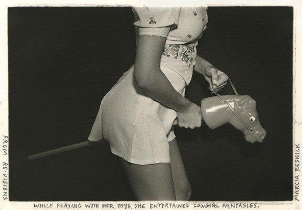 Ребенок девочка на полу конструктор. Девочка тоддлер. She plays with her toys. She plays with her toys. Мама и ребенок с игрушками.