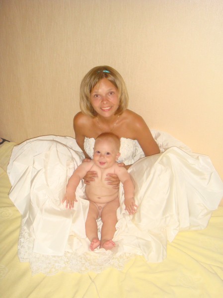 Семейные фотографии голых мам и дочерей (24 фото)