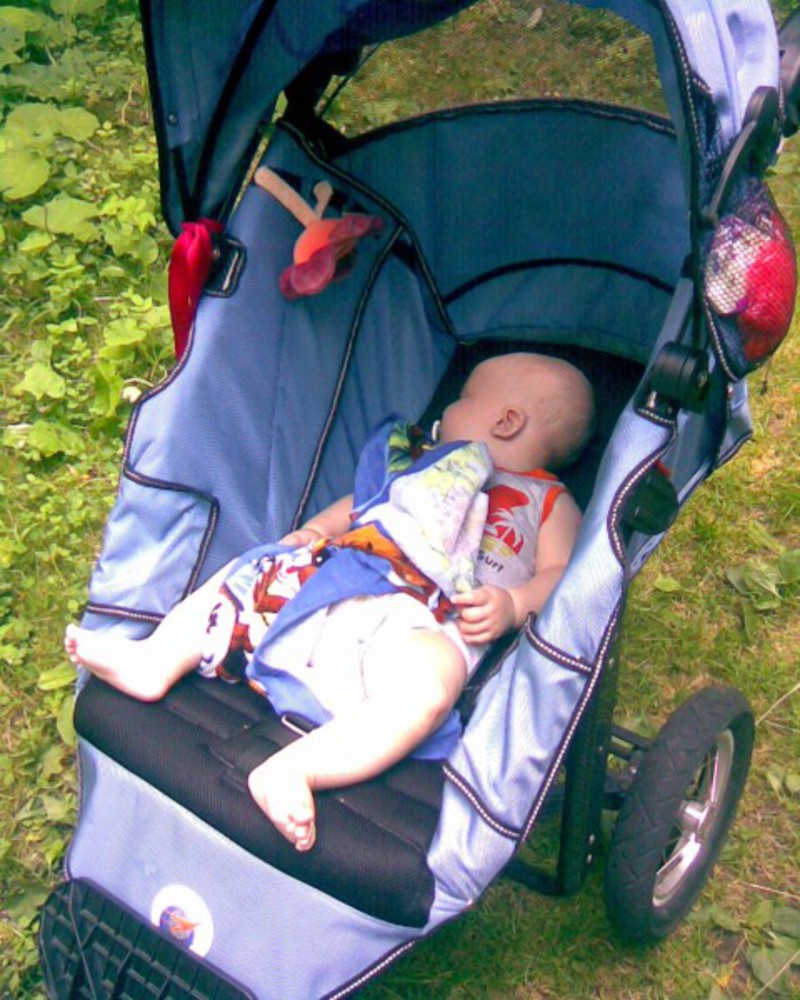 Меняю люльки. Ребенок в прогулочной коляске. Коляска "малыш". Летняя коляска для новорожденного лежачая. Переноска в прогулочную коляску.