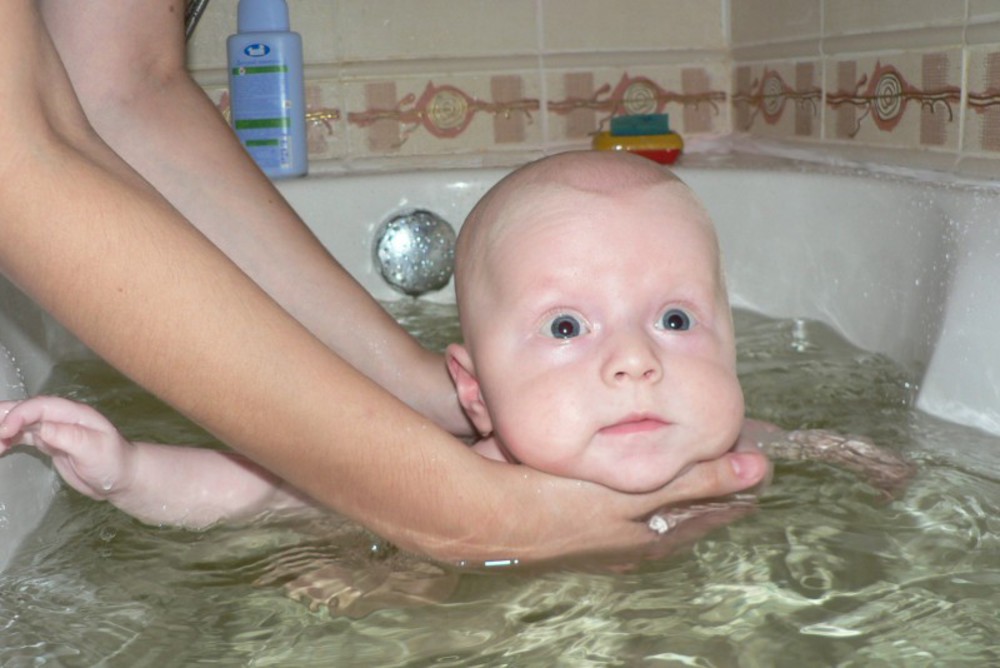 Дочка мылась в душе. Маленькие детки купаются. Доченька купается. Мамочки купаются. Дочурка купается.