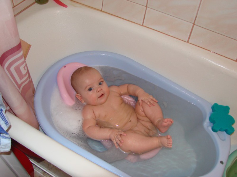 Сестренка купается. Купание детей девочек. Маленькие детки купаются. Ребенок после купания. Дети моются в ванной.