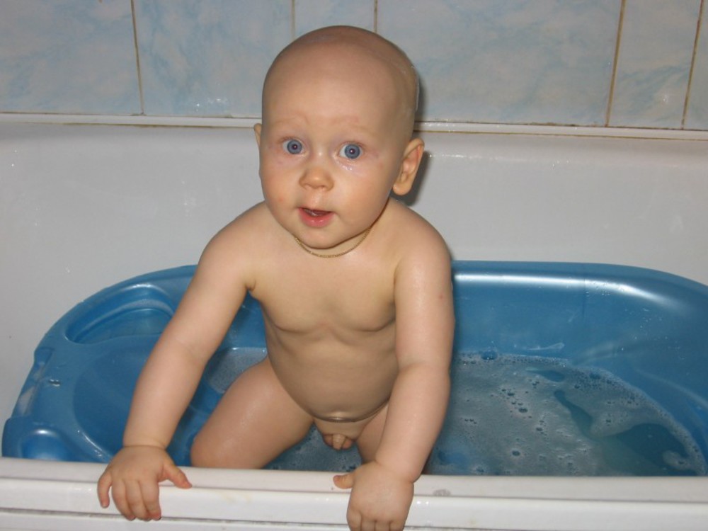Дети показывают писюне. Маленькие детки купаются. Купание мальчиков в ванной. Мальчик в ванной. Маленькие дети моются.