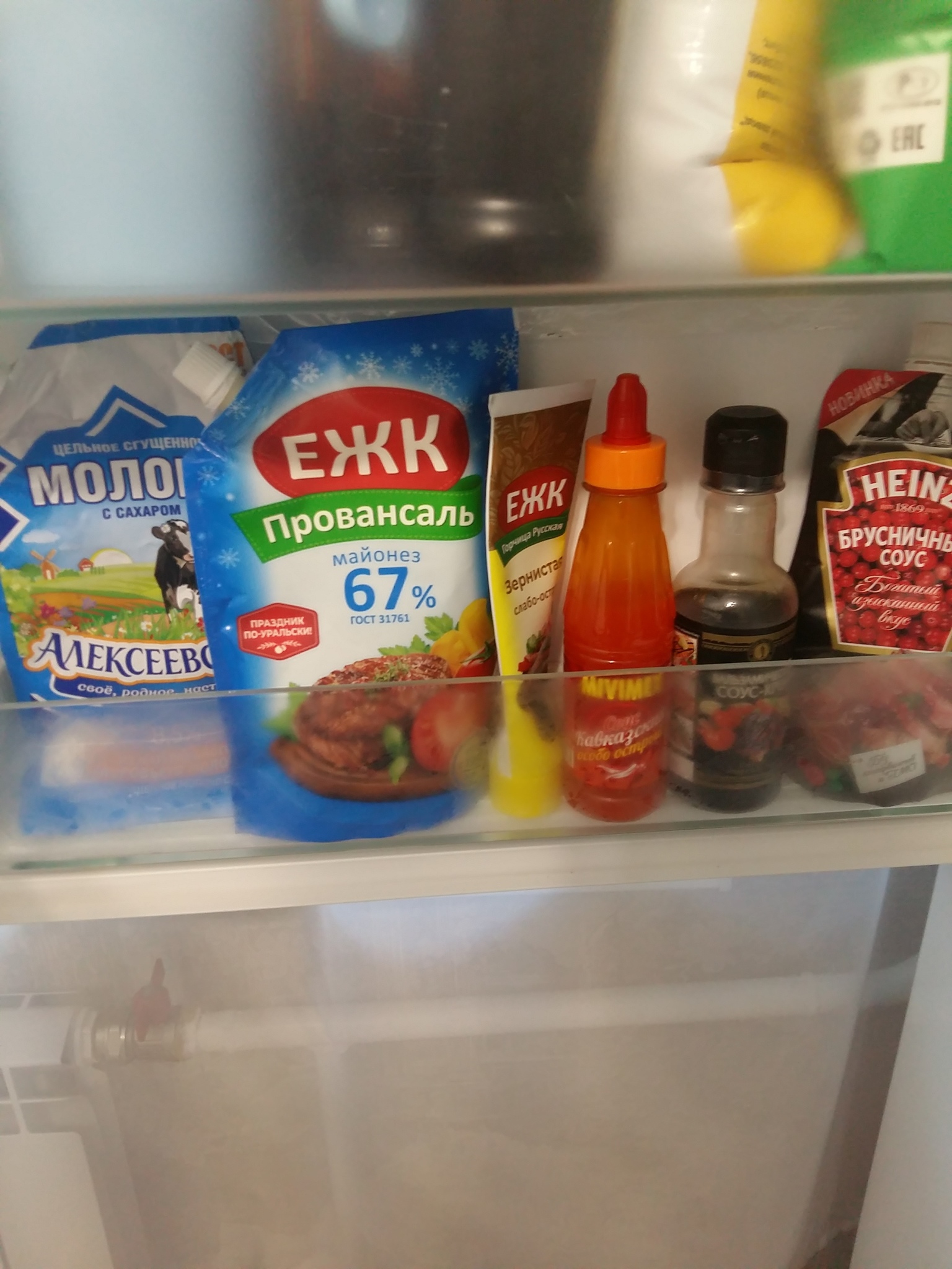 Сколько хранится салат с майонезом в холодильнике. Держатель для кетчупа в холодильник. Держатель для соусов в холодильнике. Хранение кетчупа и майонеза в холодильнике. Организация хранения майонеза в холодильнике.