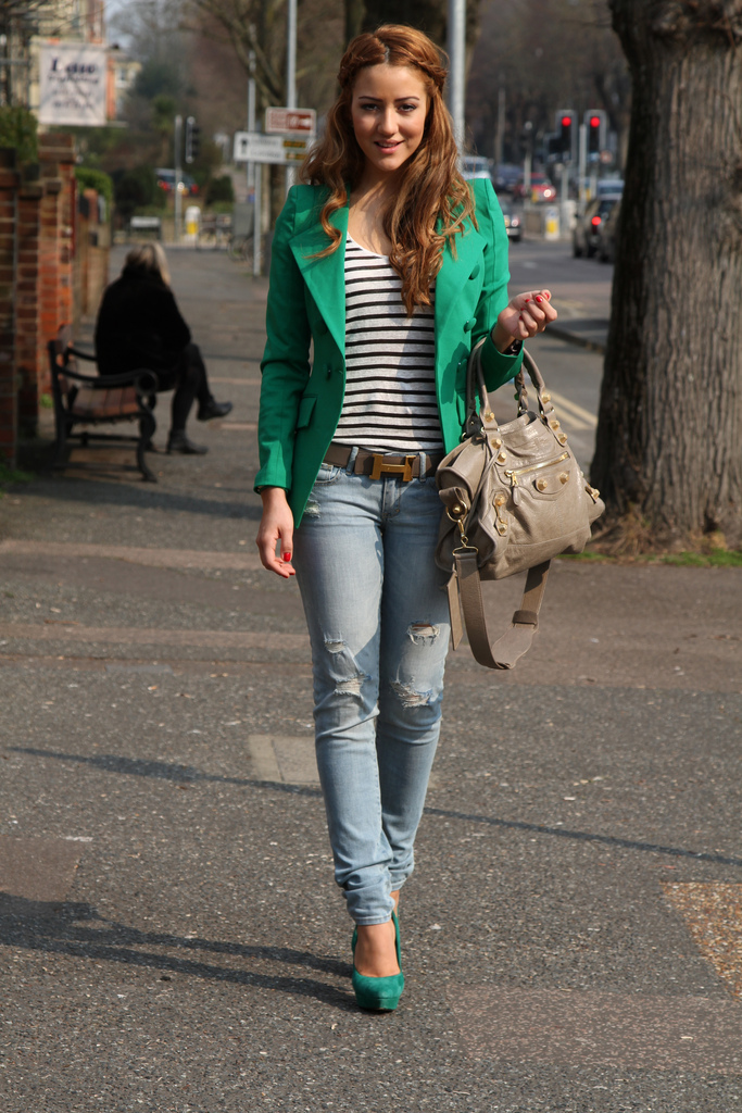 Зеленый пиджак и джинсы