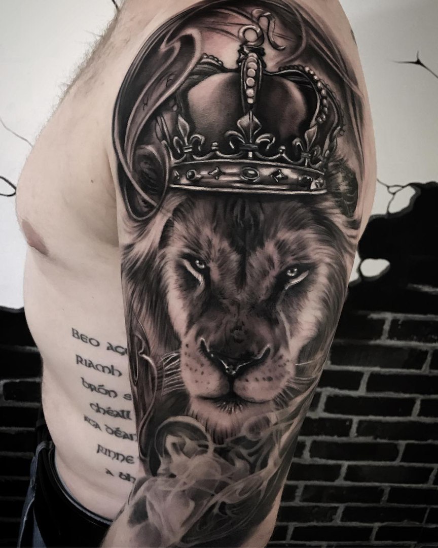 Тату Лев с короной на плече