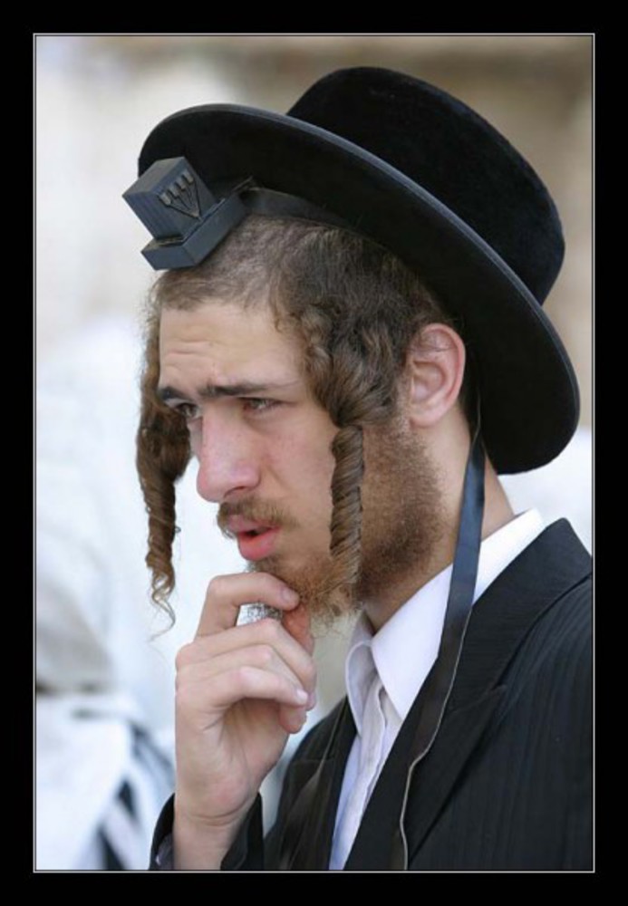 Покажи еврейский. Еврейская шапочка с пейсами. Еврейская шапка штраймл. Еврейская шляпа. Еврейская прическа.