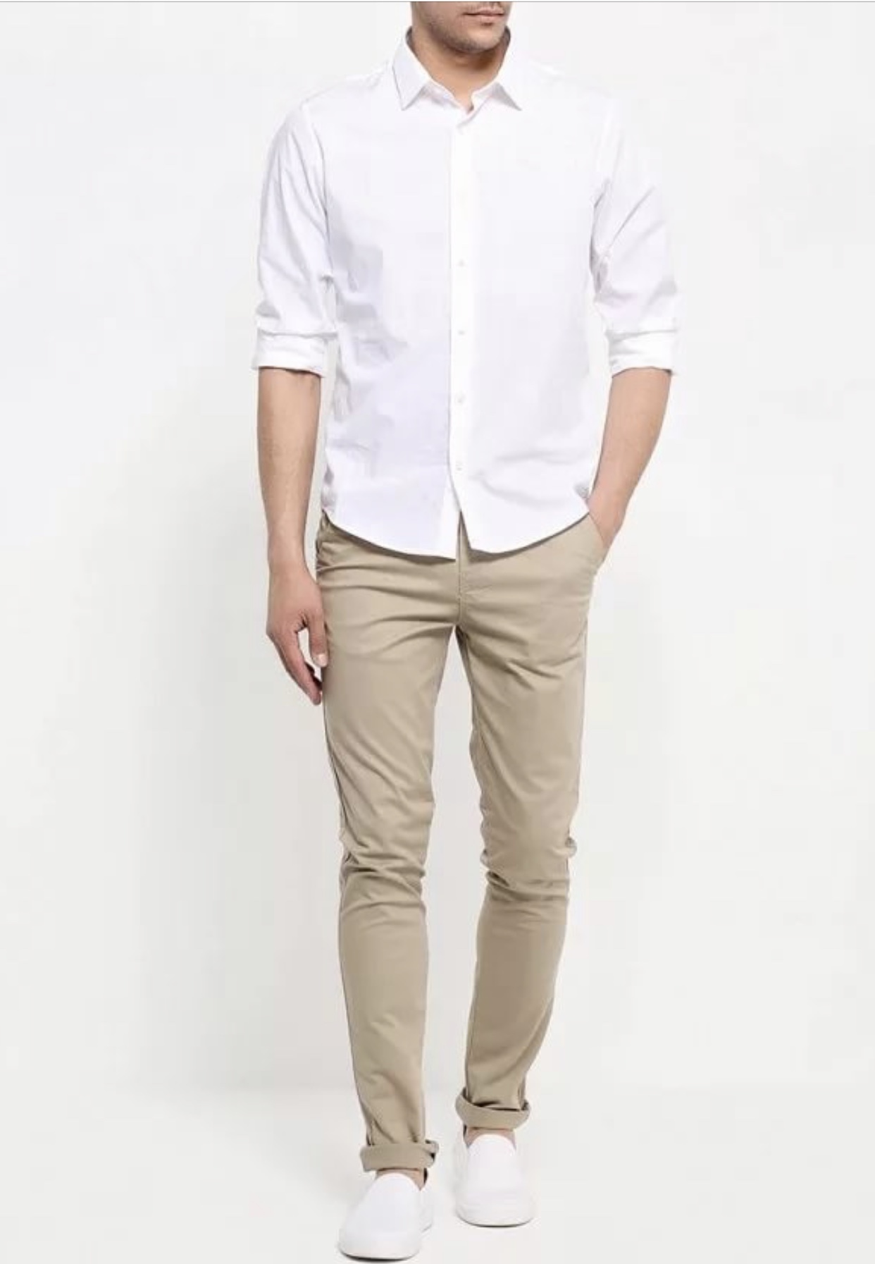 Бежевые брюки с белой рубашкой