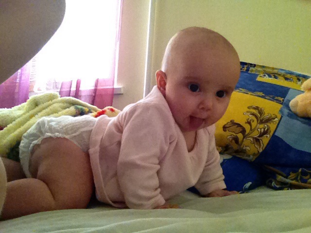 дети слюни. у ребенка открыт рот неврология. грудной ребёнок высовывает язык.