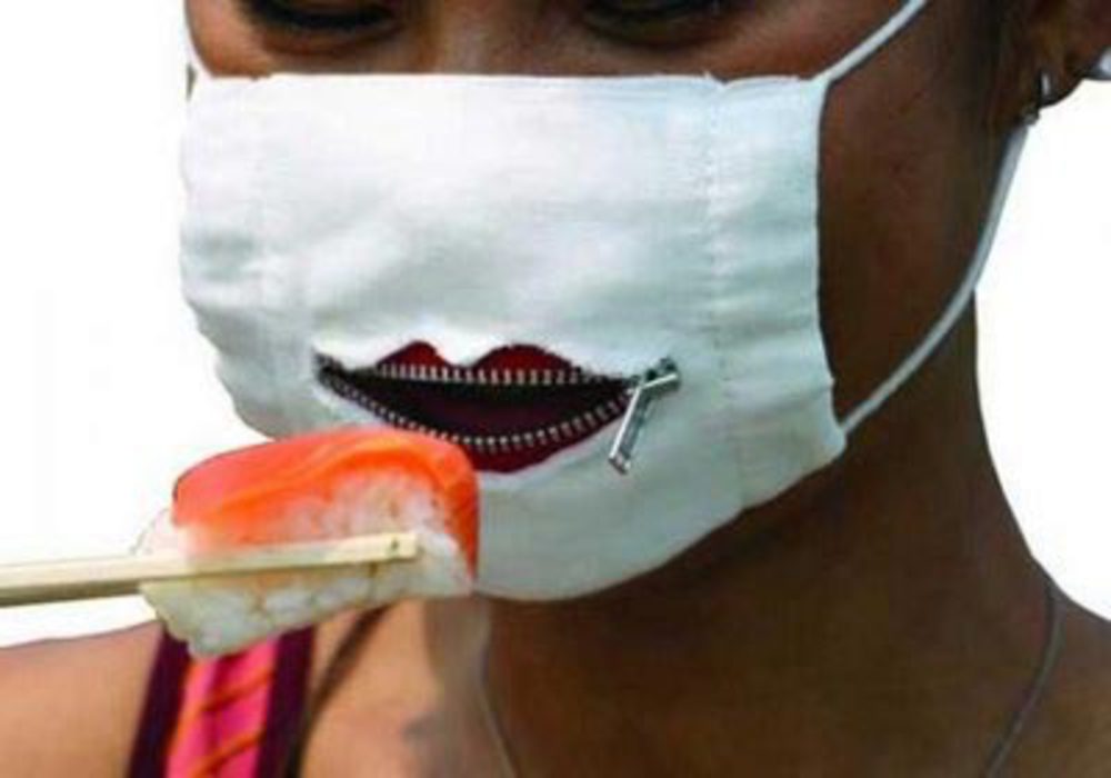 Люди едят в масках. Разрезаннаяя медицинская Макса. Смешные медицинские маски для лица. Маска с дыркой для рта медицинская. Еда в маске.