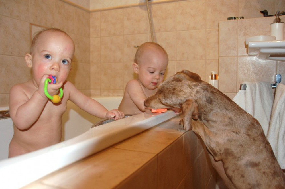 Совместное купание. Мамочки купаются. Дети моются в ванной. Мама купается. Купание мамы с малышом в ванной.