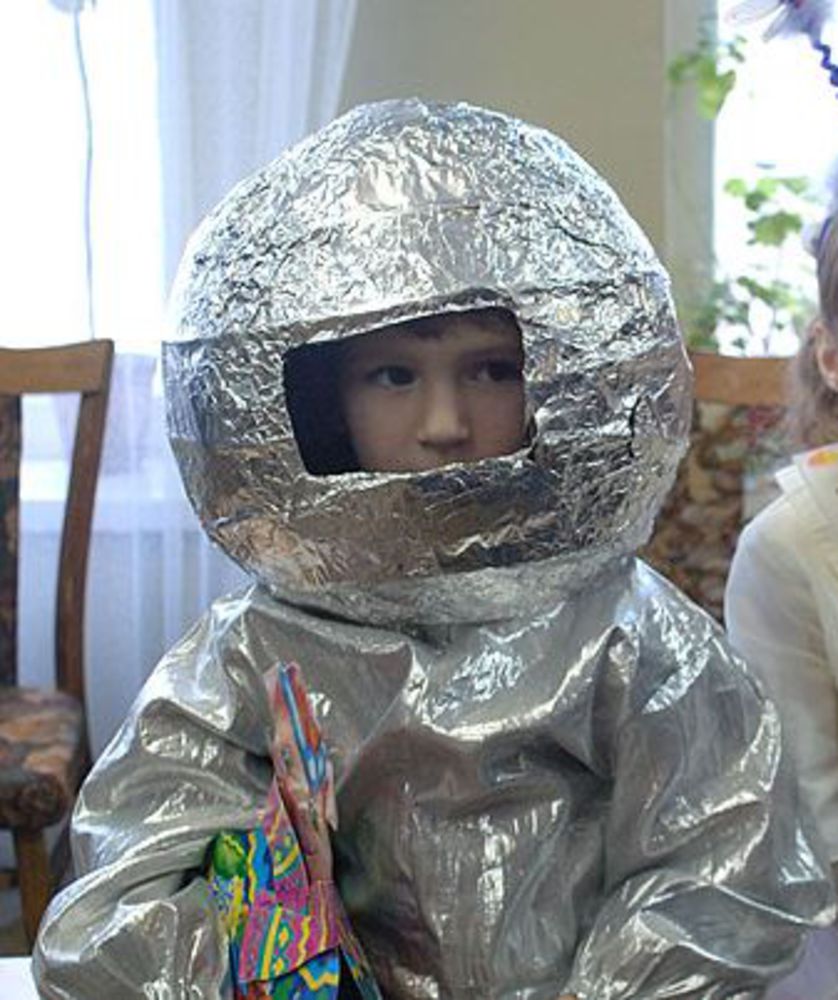 Как сделать космонавта из фольги своими. Космические костюмы для детей. Космический костюм в садик. Космический костюм из подручных материалов. Костюм Космонавта для детей в детском саду.
