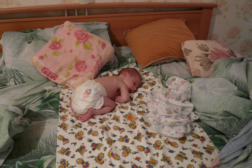 Укрытие детей. Кроватка для новорожденного. Новорожденные в кроватке. Новорожденные дети в кроватке ночью.