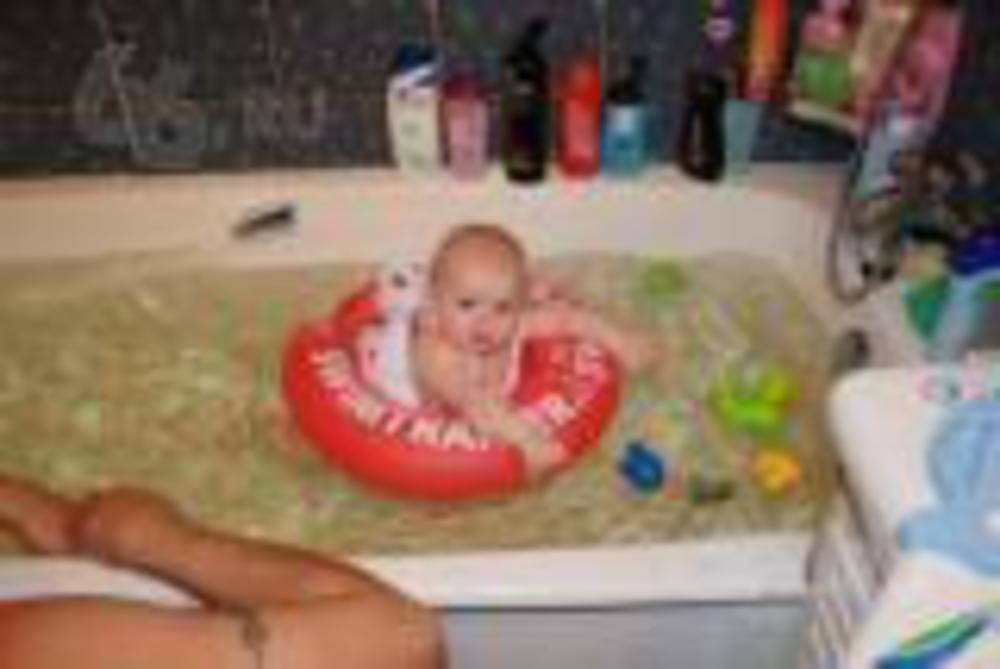 Купаться в ванной во время месячных. Круг для купания младенца в ванной. Купание ребенка в большой ванне. Купается в ванной. Купать ребенка в большой ванне.