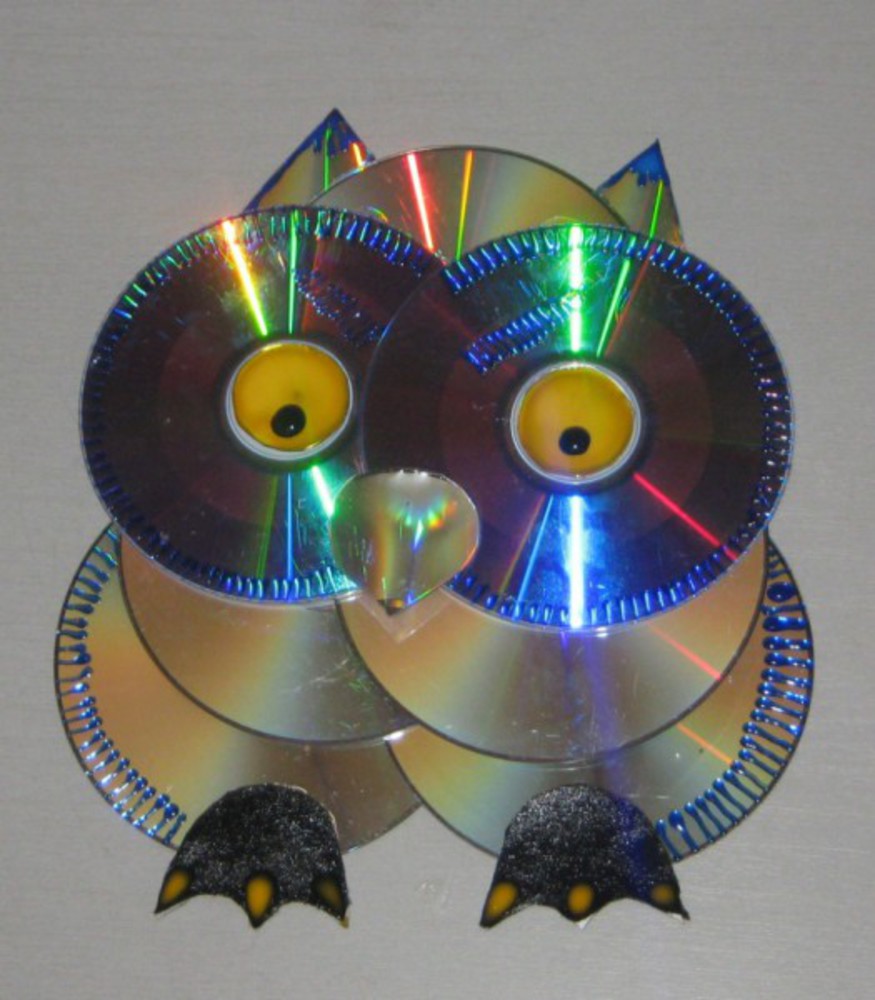 Сделано из компакт дисков. Украшения из дисков. Украшения из компакт дисков. Украшение из СД дисков для сада. Интерьер из компакт дисков.