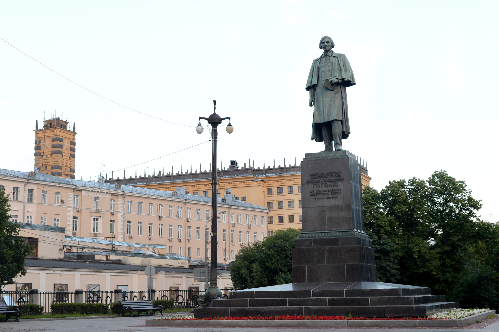 Столица санкт петербурга москва. Памятник Гоголю на Гоголевском бульваре. Постамент памятника Гоголю в Москве. Памятники 19 века в Москве. Памятники иностранным Писателям в Москве.