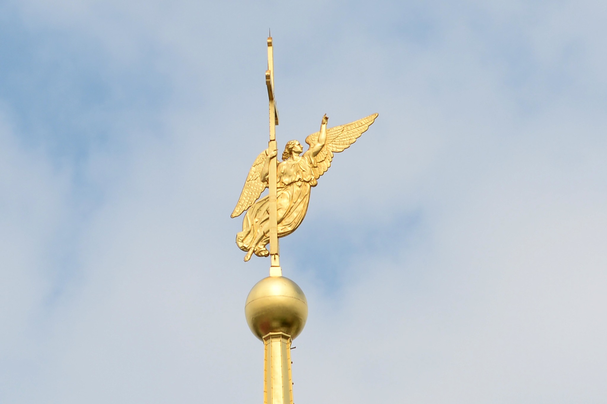 Ангел на шпиле петропавловской крепости в санкт петербурге