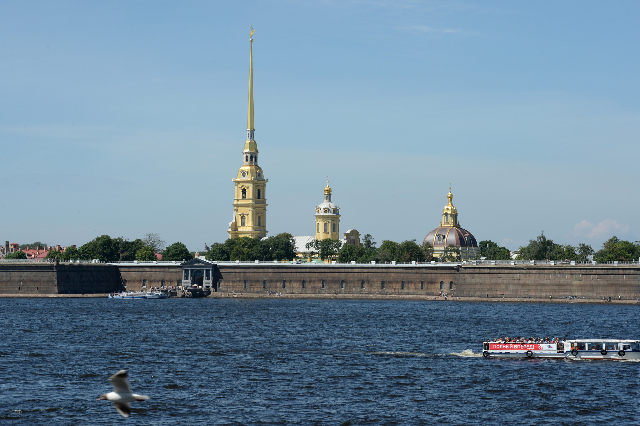 Столица санкт петербурга москва. Петропавловская крепость вид с Невы. Петропавловская крепость на реке Нева. Петропавловская крепость Казань. Петропавловская крепость со стороны Дворцовой набережной.