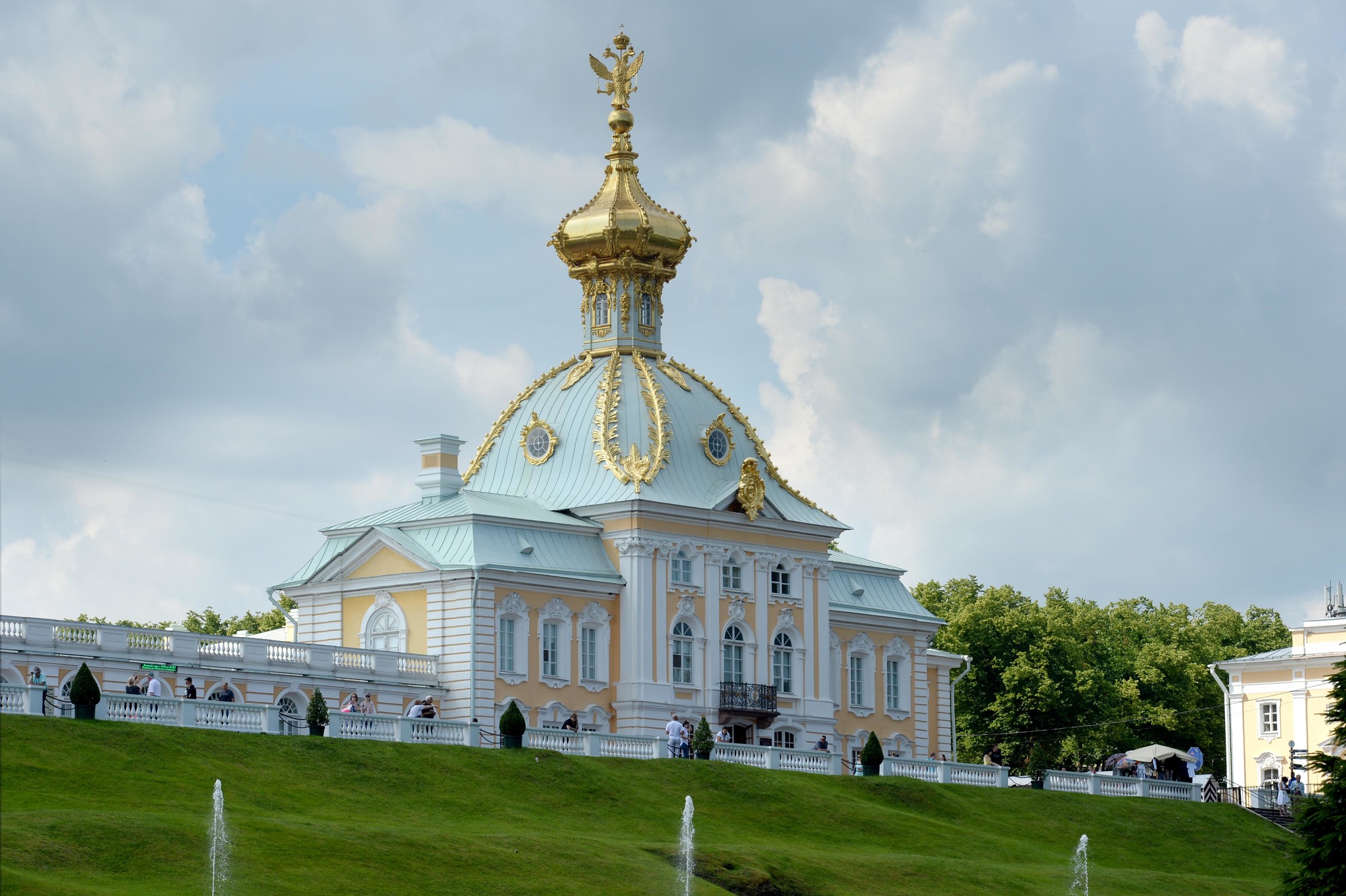 Столица санкт петербурга москва. Гербовый корпус в Петергофе. Корпус под гербом Петергоф. Петергофский дворец корпус под гербом. Петергоф Западный флигель под гербом.